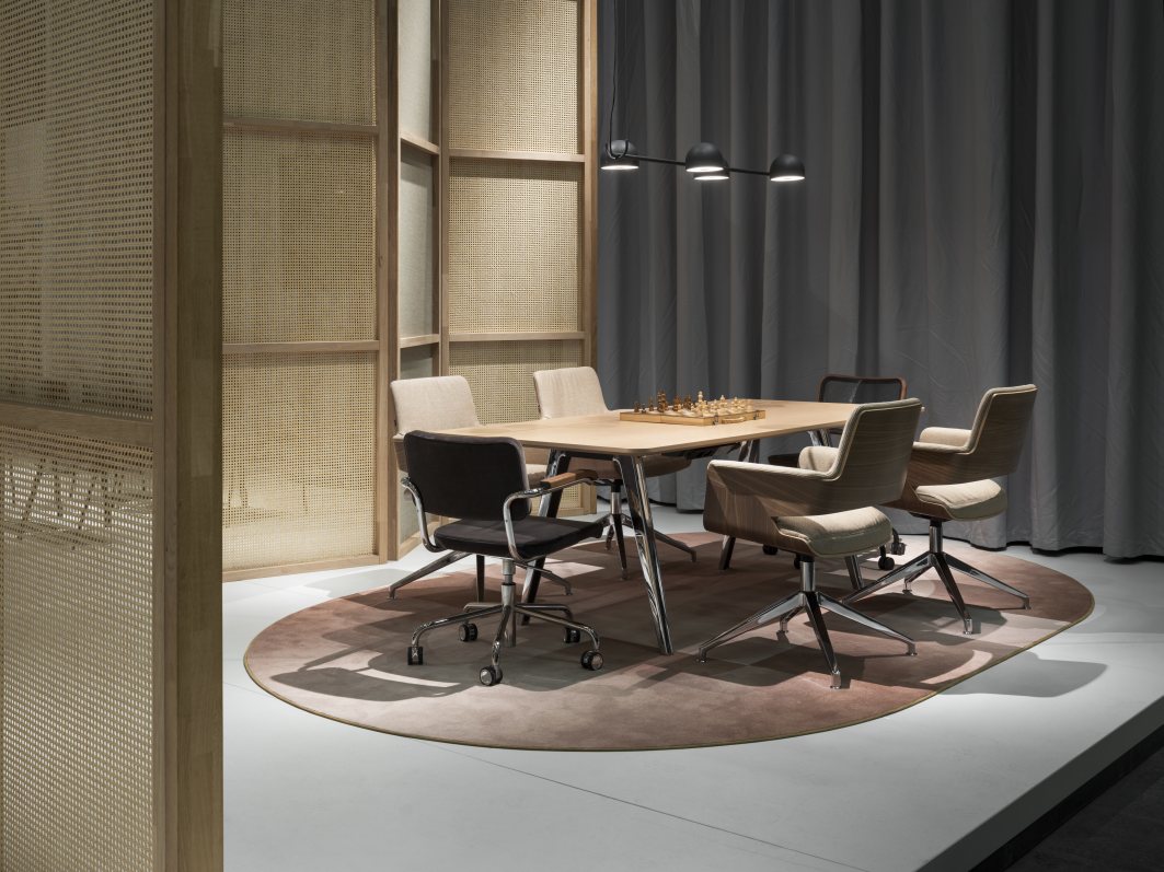 S 847 PVD Swivel armchair Thonet