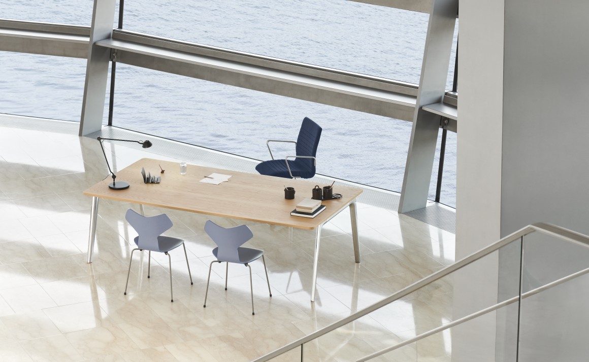 Pluralis table Fritz Hansen