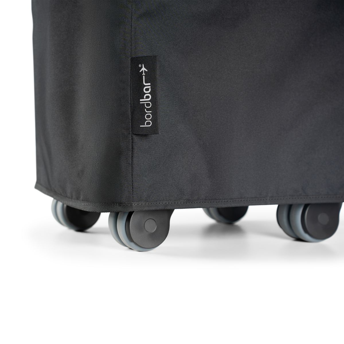 Detailaufnahme der Bordbar Flugzeugtrolley Husse in Schwarz, mit Fokus auf Räder und Markenlogo.