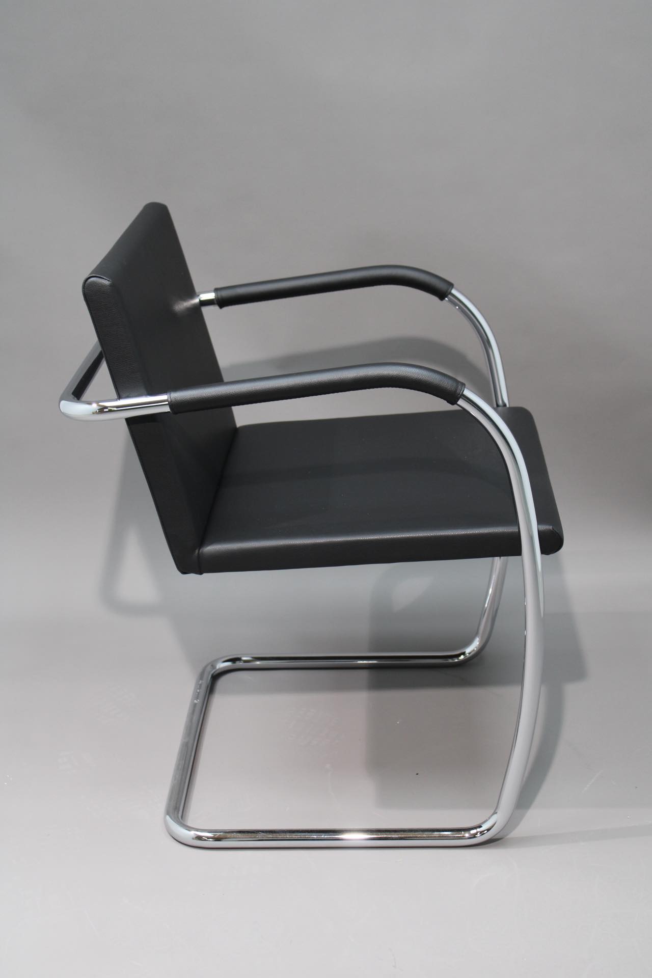 Brno Chair Tubular LEATHER VOLO BLACK Knoll International SINGLE PIECES