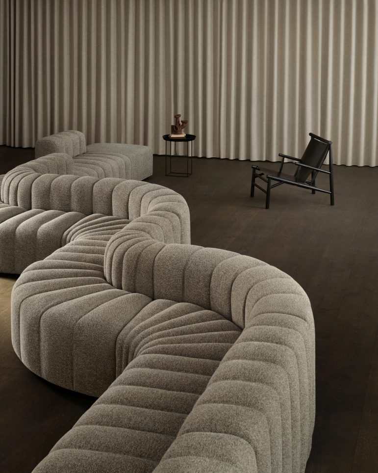 Samurai Lounge Chair Sessel von NORR11 und ein schwarzer Ledersessel in einem modernem Wohnzimmer.