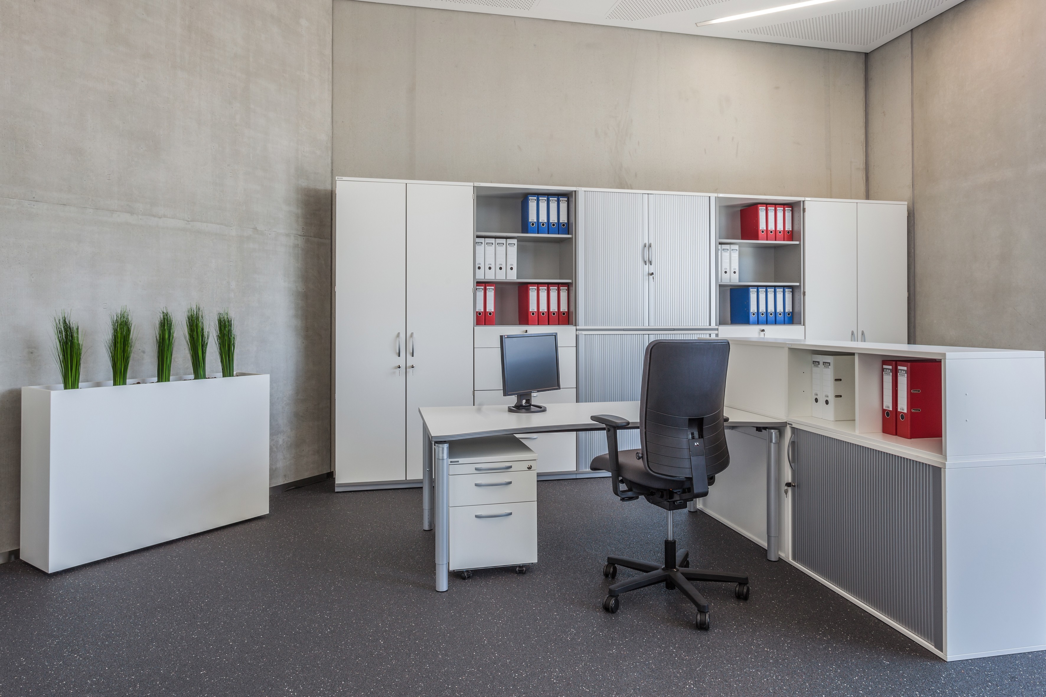 Büroarbeitsplatz mit Palmberg Schreibtisch, Bürostuhl, Rollcontainer und Aktenschränken für Büroorganisation und modernes Büromanagement.