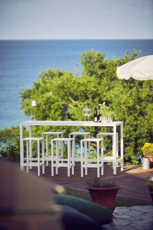 Happy Hour outdoor bar table Jan Kurtz