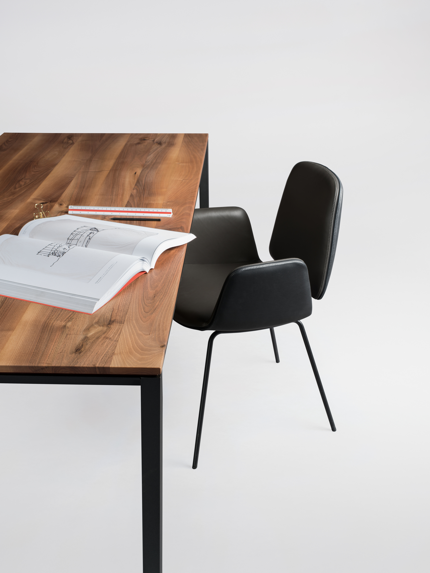 S 600 table walnut Janua