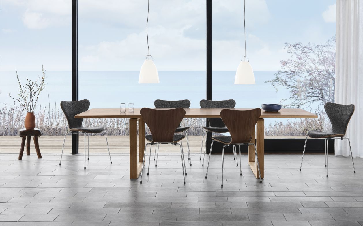 Seven / Series Chair 3107 Fritz Hansen anniversary model