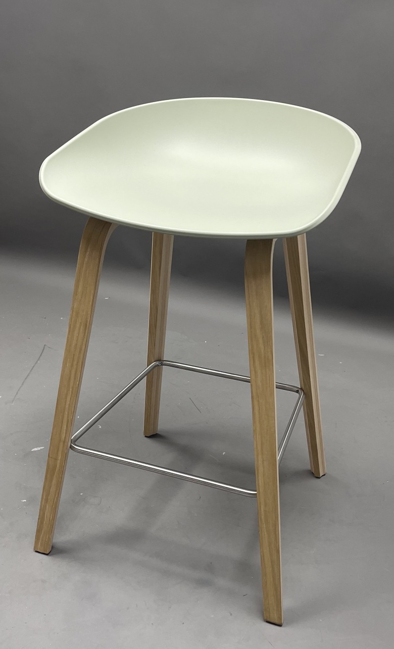 About a Stool AAS32 / AAS 32 Bar stool LOW PASTELL GREEN / OAK SOFT Hay MÄNGELEXEMPLAR  