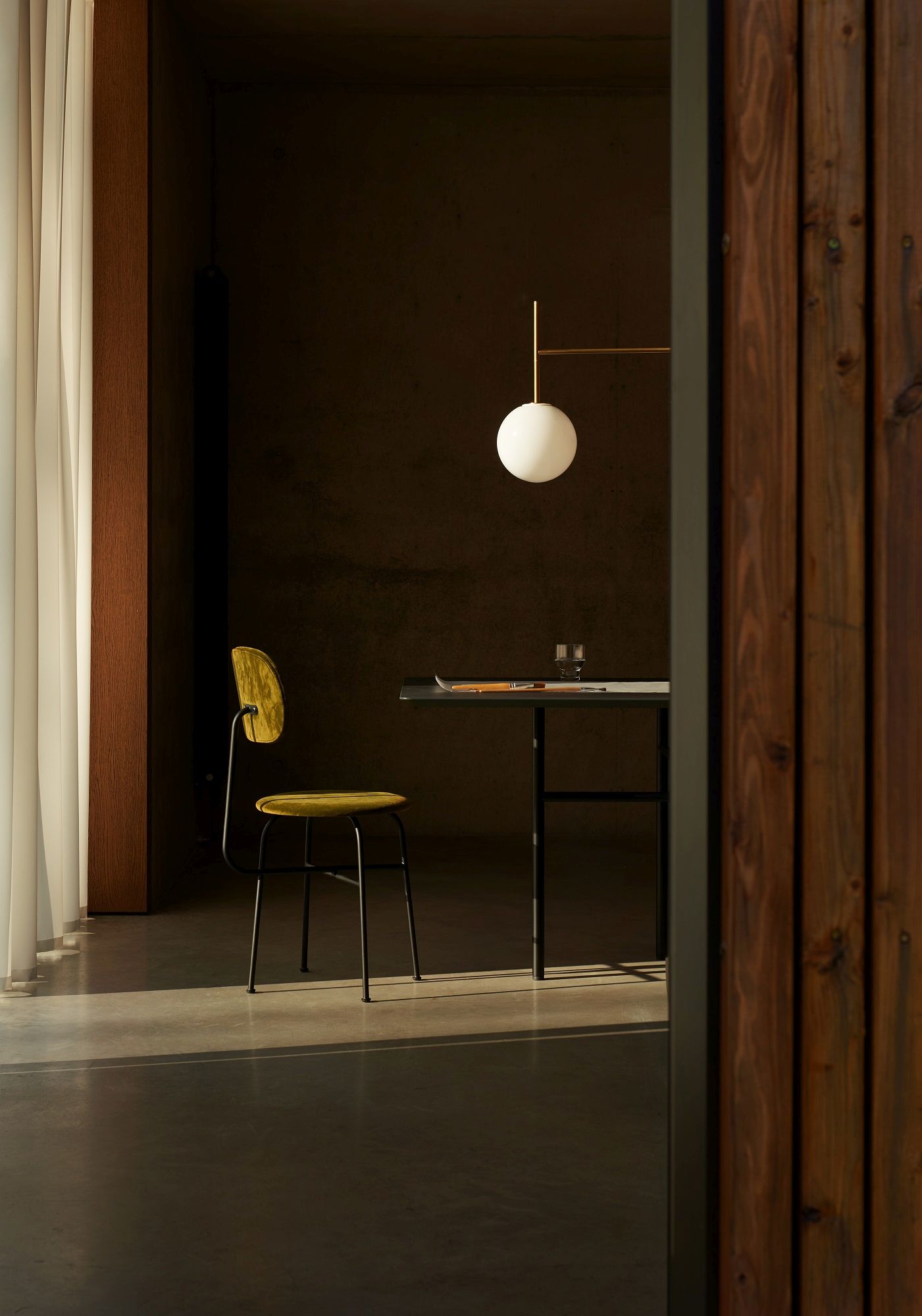 Audo Copenhagen Afteroom Dining Chair Plus Stuhl in Gelb am Esstisch mit Lampe.
