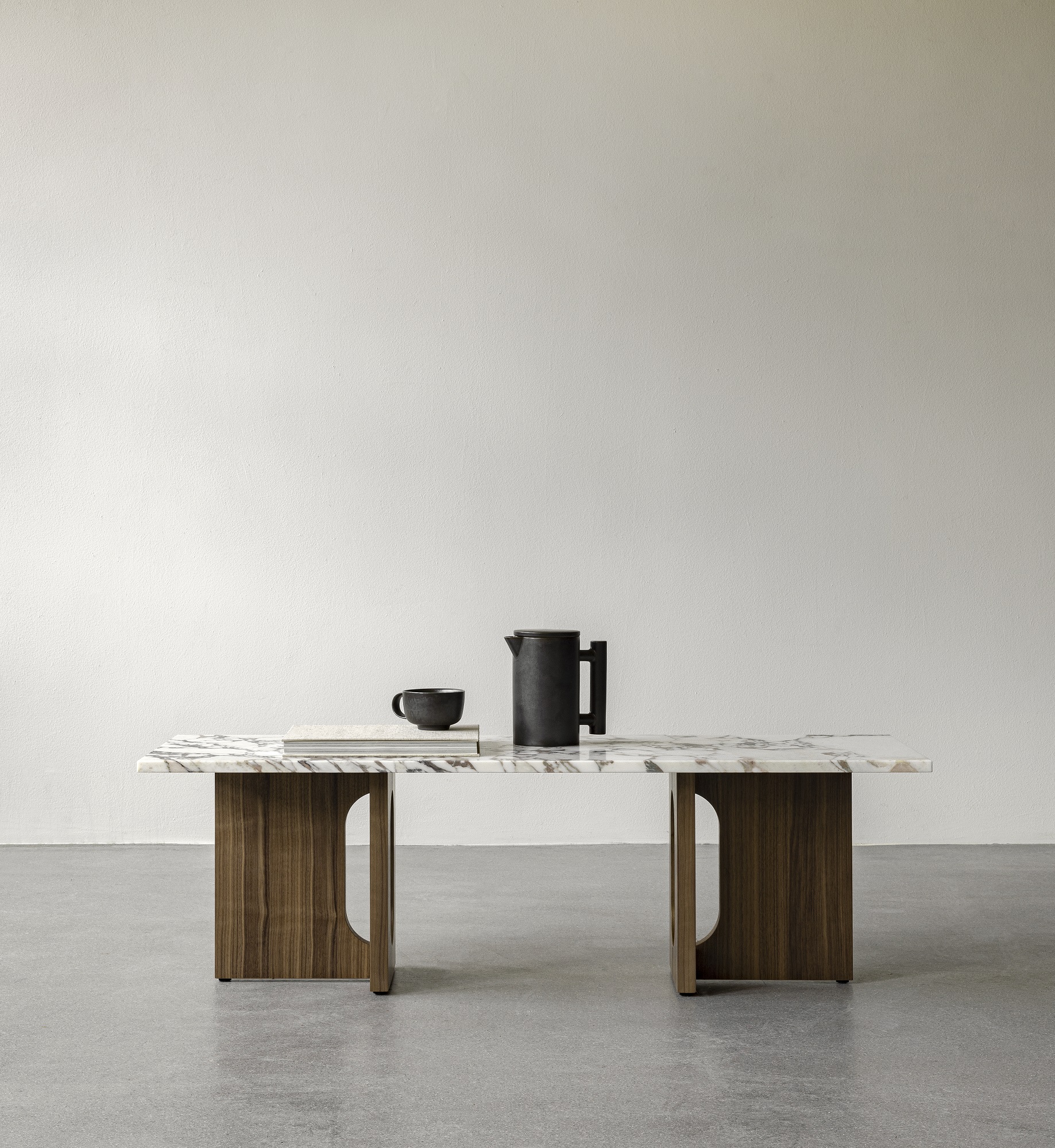 Androgyne Couchtisch von Audo Copenhagen mit Marmorplatte und Holzbeinen, Kaffeekanne und Tasse.