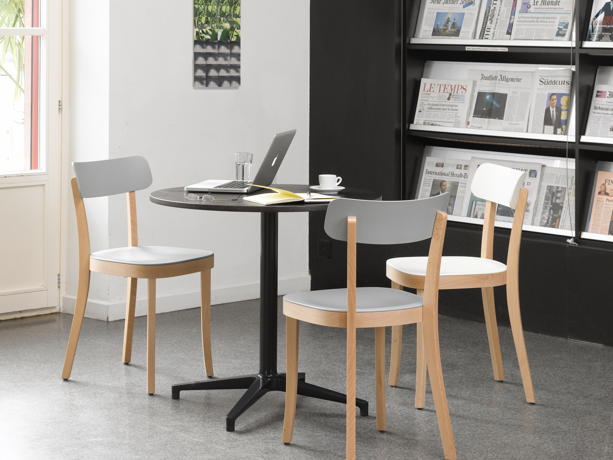 Bistro Table round Indoor Ø 79,6 cm Vitra