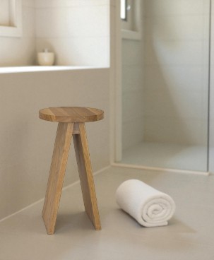 Hocker groß EK02 e15 aus geöltem Eichenholz im Badezimmer, minimalistisches Design mit Handtuch.