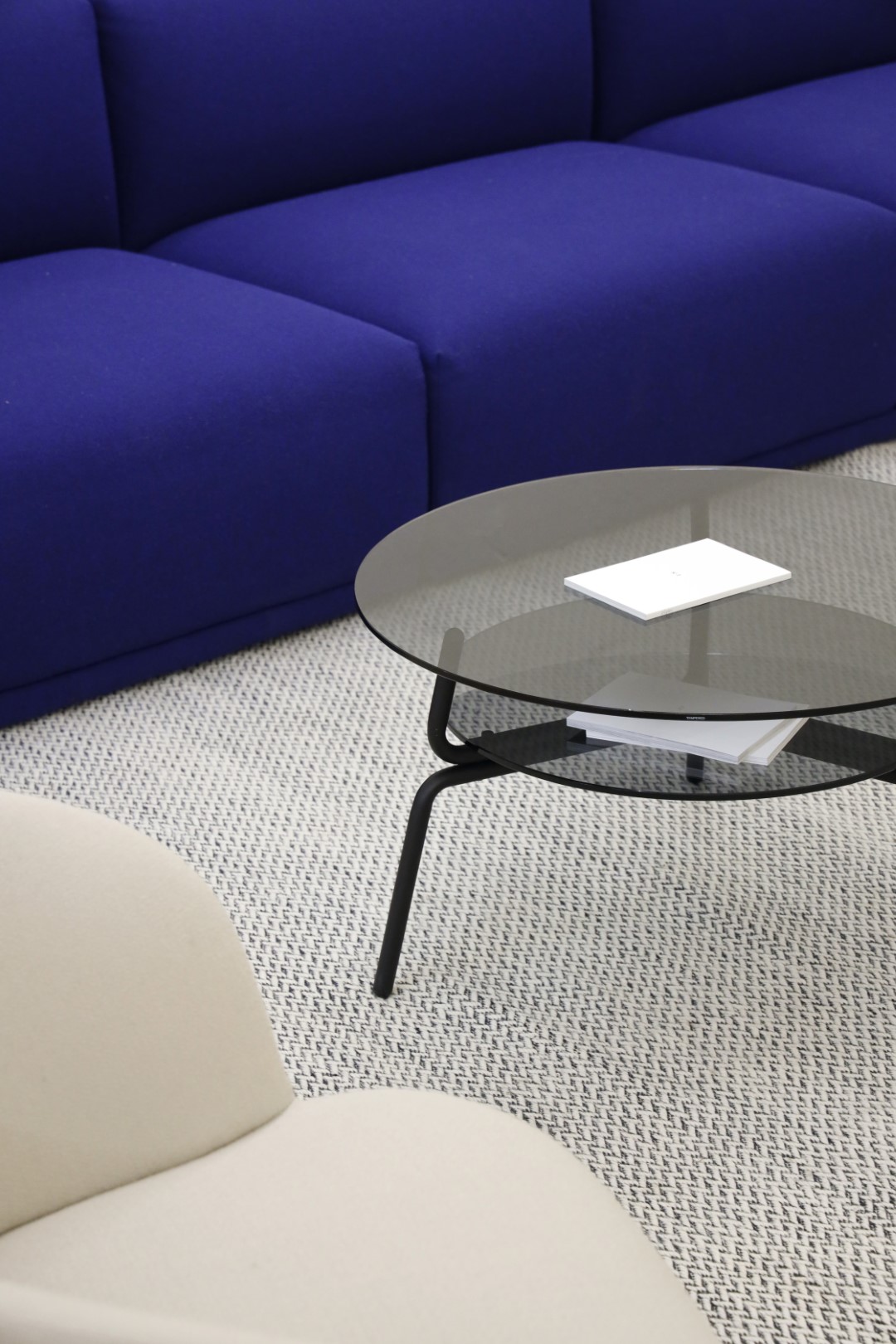 Lej Couchtisch Transparent von Mox, runder Wohnzimmertisch mit Glasplatte und schwarzem Metallgestell.