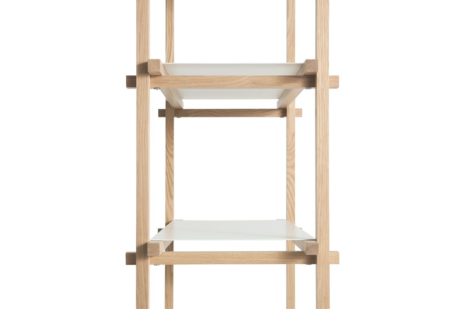 Detailaufnahme des Hay Woody Shelving Column High Regals mit hellen Holzrahmen und weißen Regalböden.
