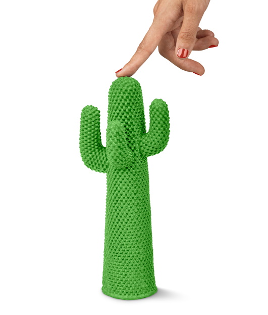 Grüner Guframini Cactus Miniatur-Dekogegenstand, Finger berührt Spitze, modernes Designobjekt für Wohnaccessoires und Sammler.