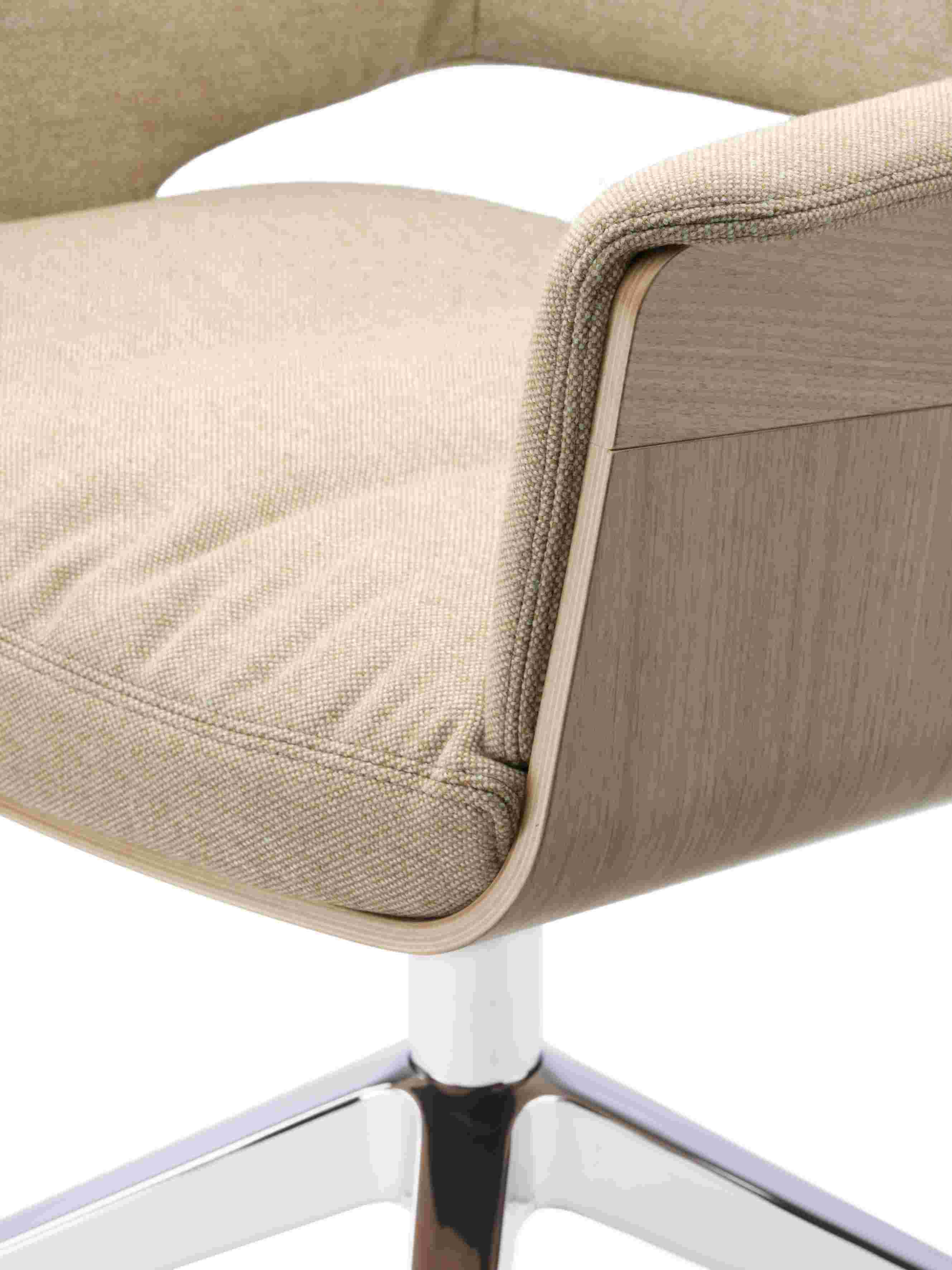 S 847 PVD Swivel armchair Thonet