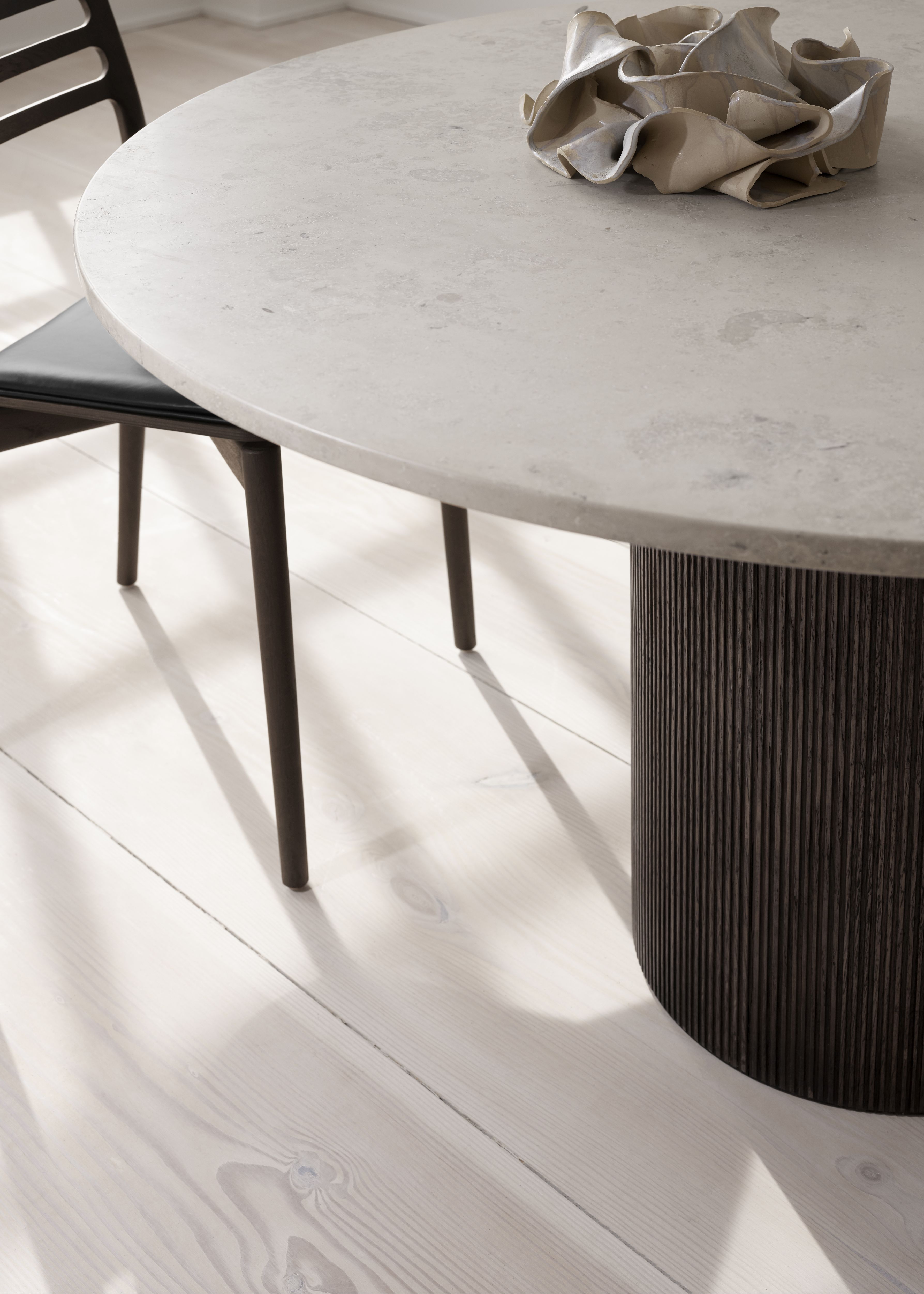 Cabin table round dark oak Vipp