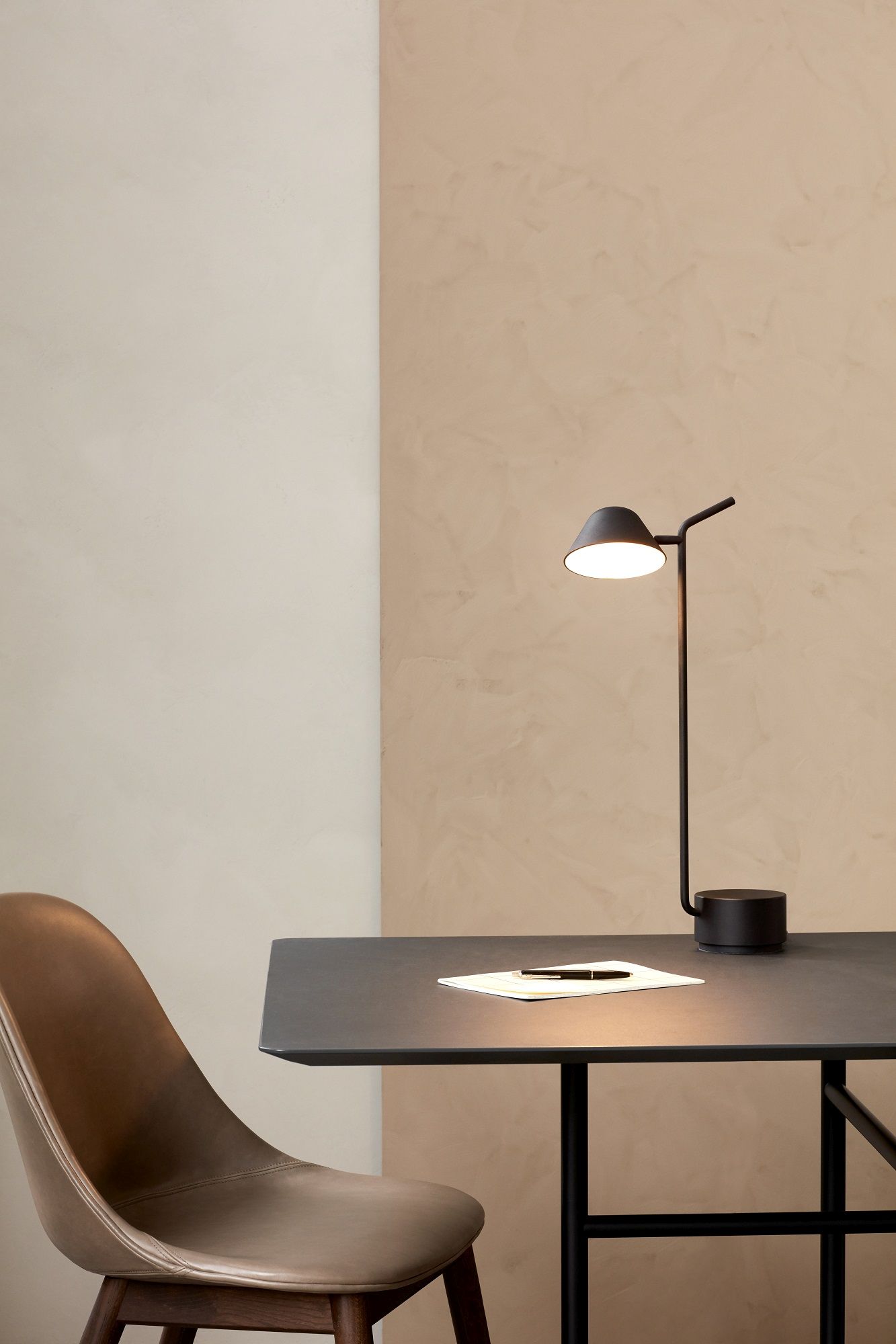 Nahaufnahme des Harbour Side Dining Chair Stuhls von Audo Copenhagen an einem Schreibtisch mit Lampe.
