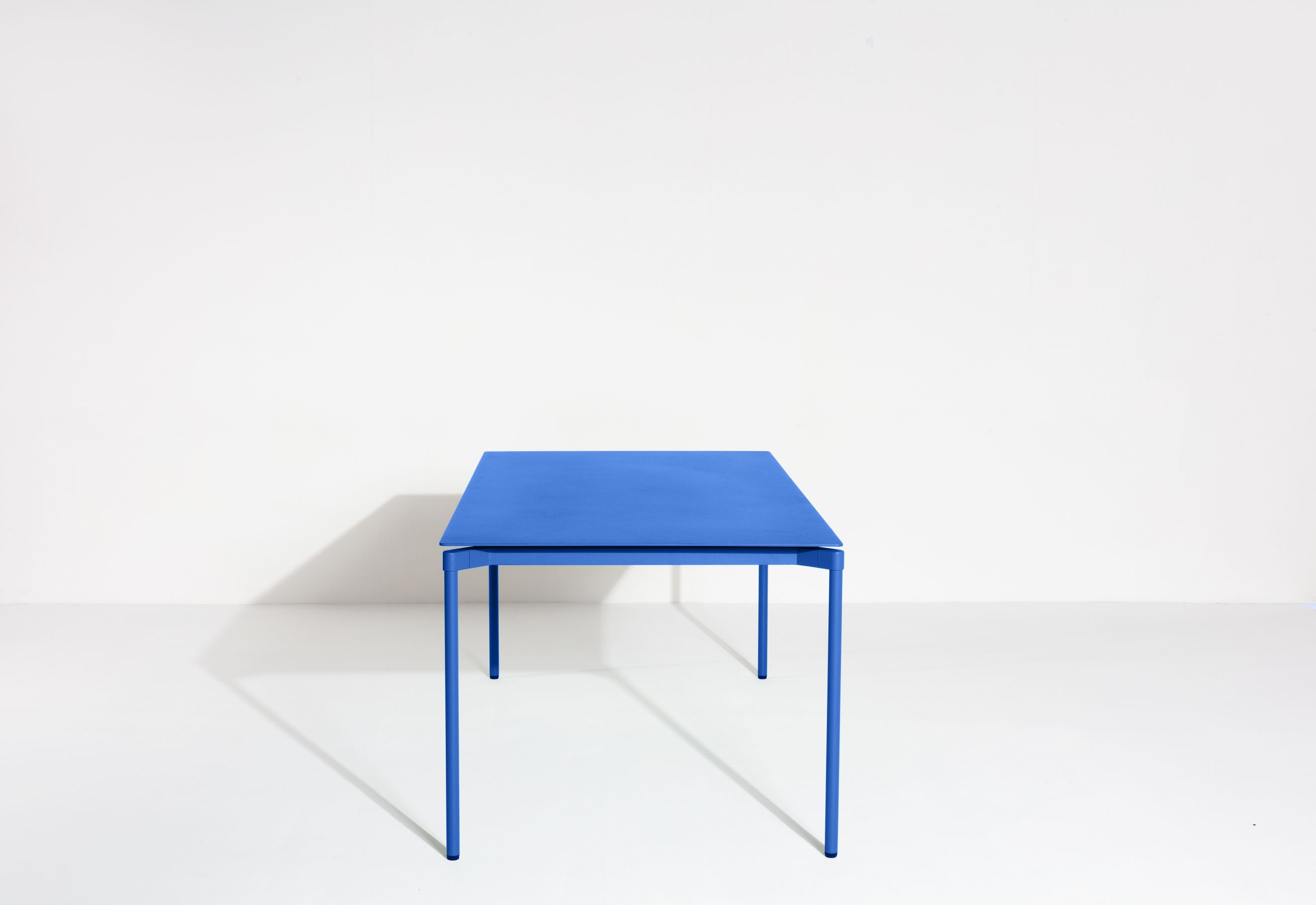 Blauer Fromme Esstisch von Petite Friture: Rechteckiger Tisch mit minimalistischem Design für Esszimmer und Küche.