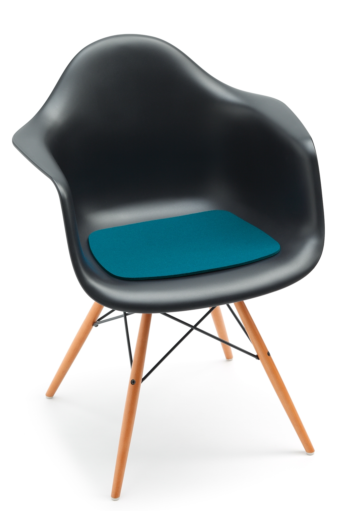 Schwarzer Eames Plastic Arm Chair mit blauer Hey Sign Filz Sitzauflage für mehr Komfort.