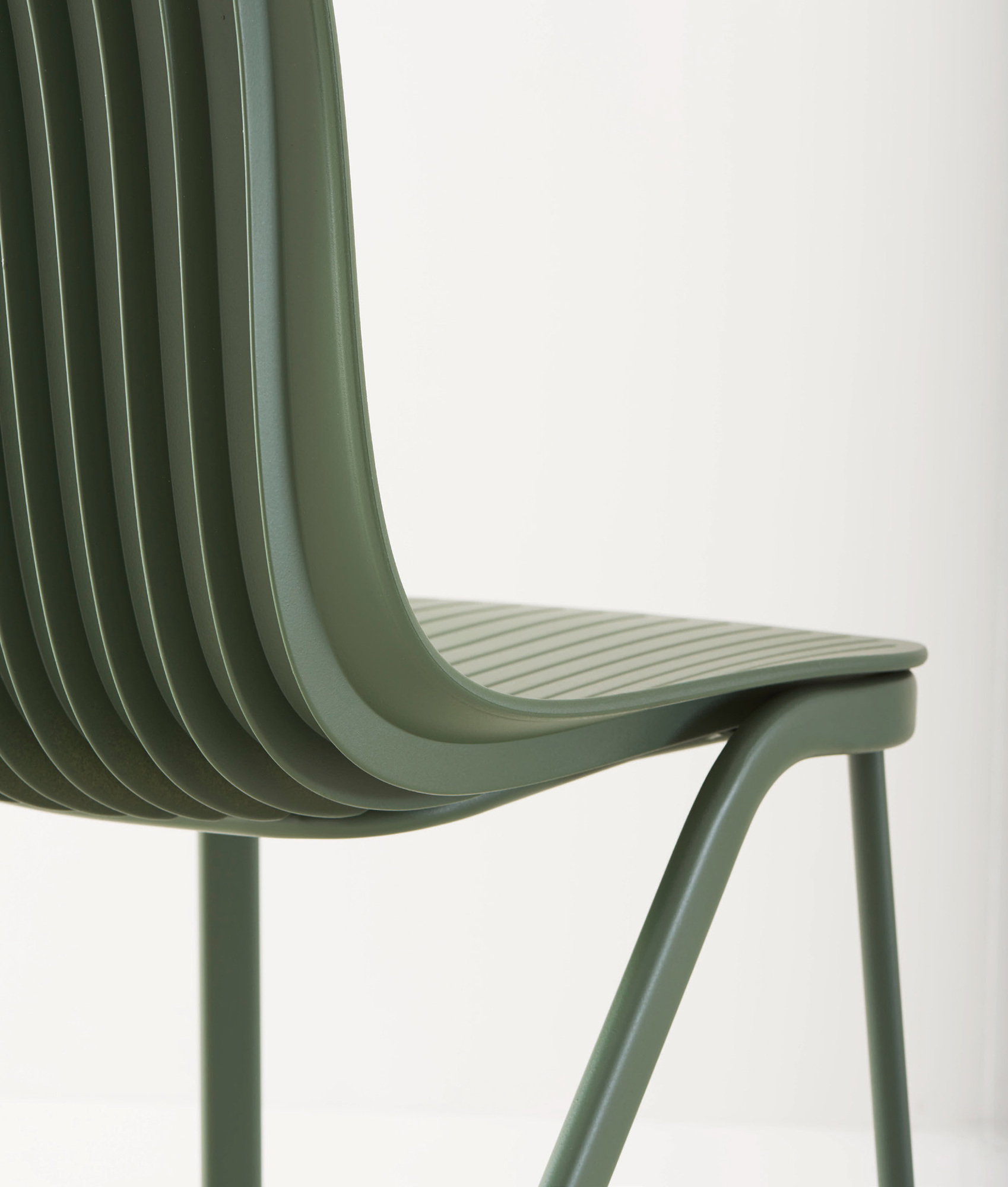 Dragonfly Chair metal legs Segis beige