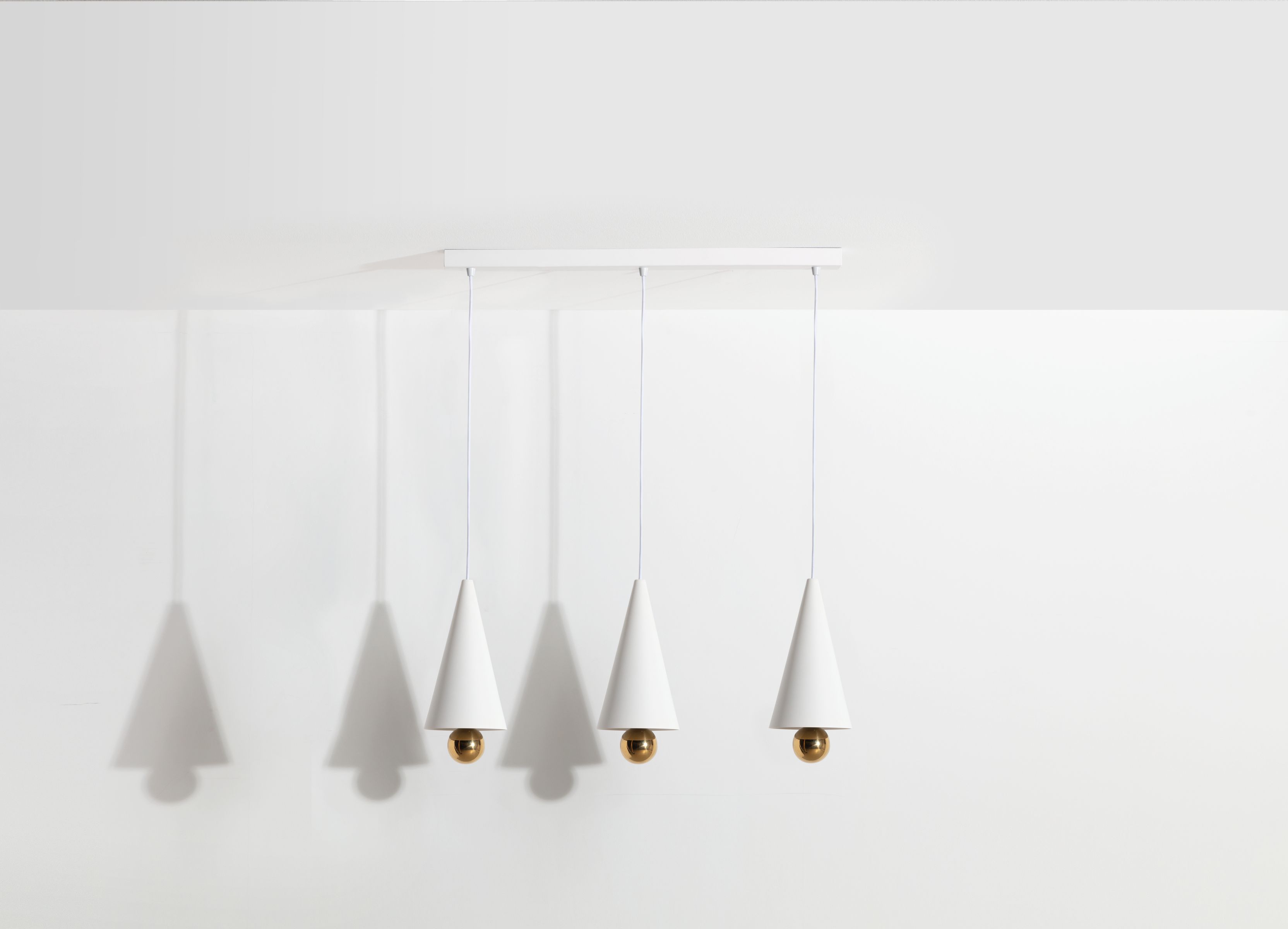 Weiße Cherry Pendelleuchte 3er Set von Petite Friture: Kegelförmige Hängelampe mit goldener Kugel.