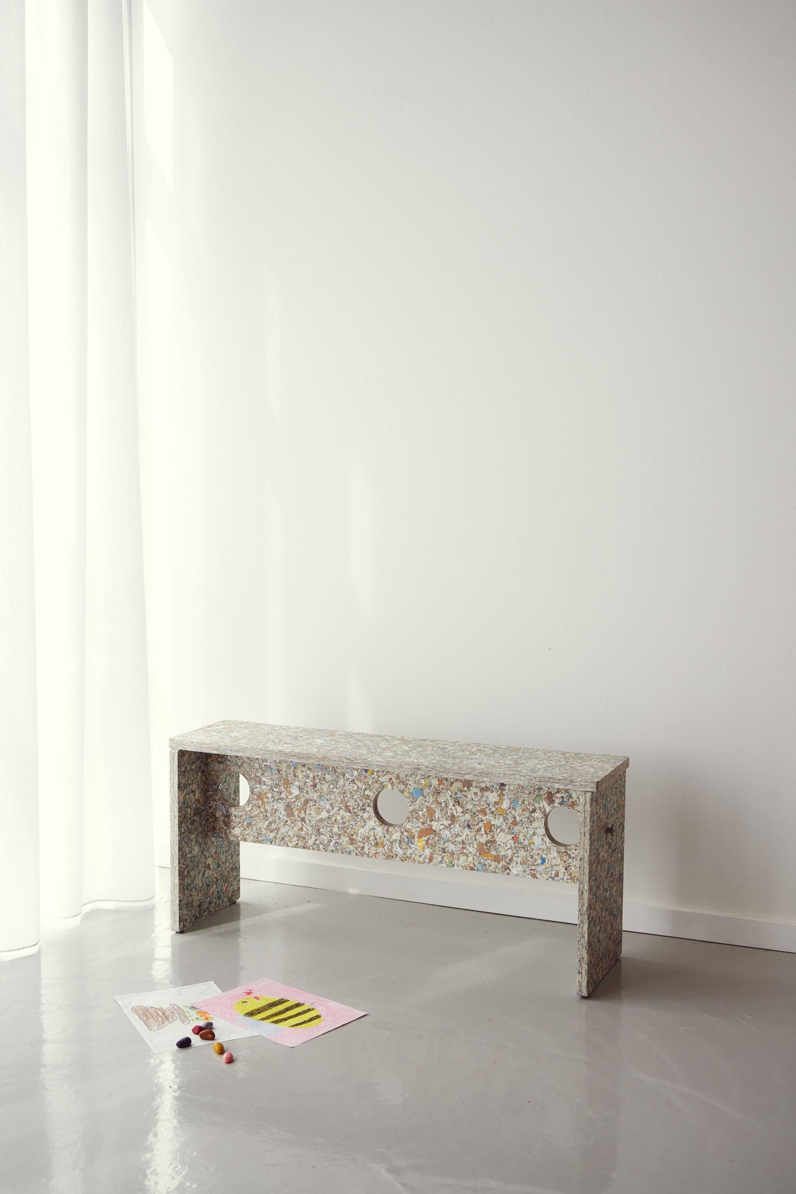 Remake Bank Form & Refine aus recyceltem Kunststoff, moderne Sitzbank mit runden Aussparungen.