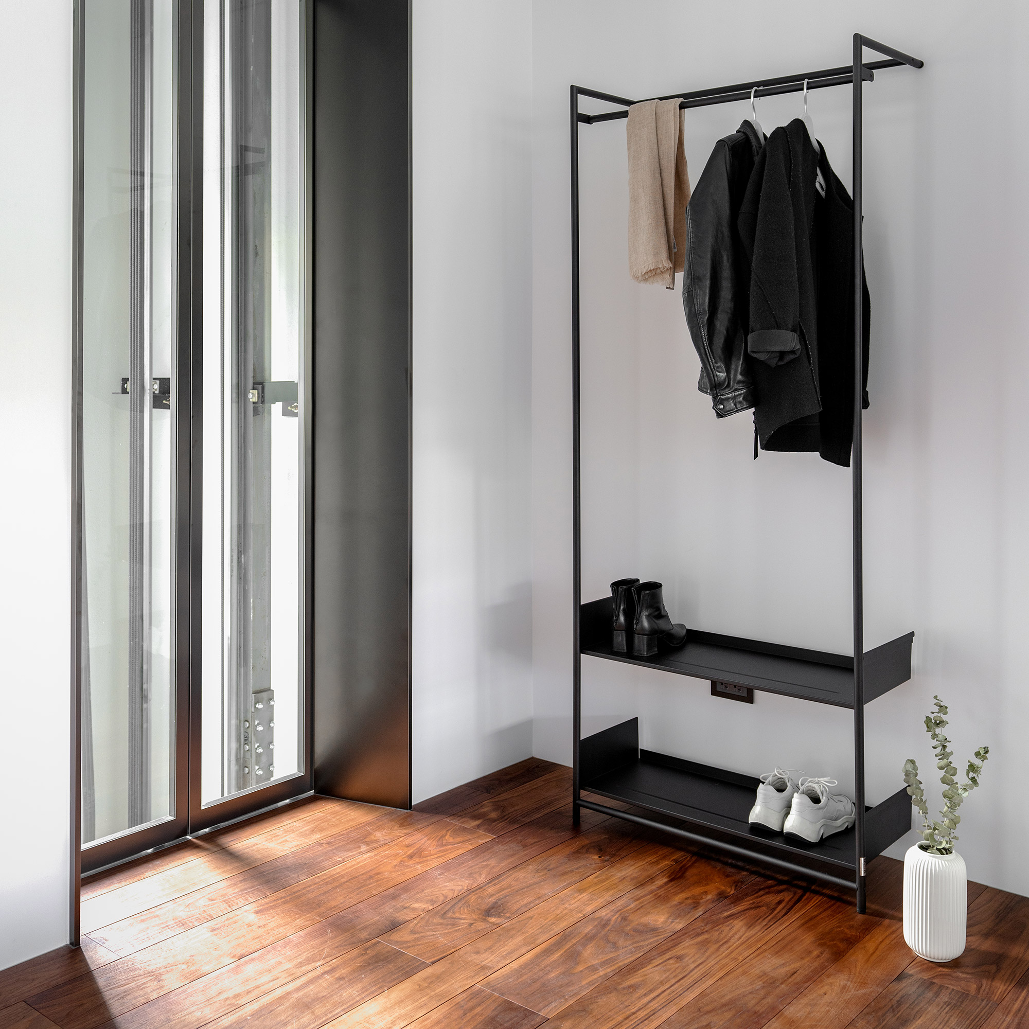 Comba Anlehngarderobe Mox Gestell schwarz Tablaren weiß