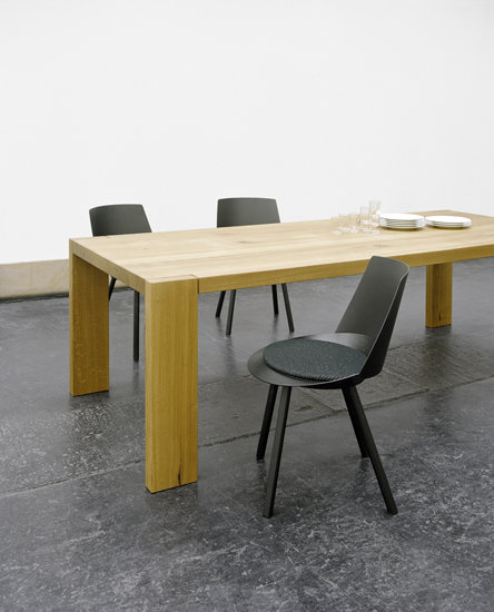 TA17 London dining table by Philipp Mainzer e15