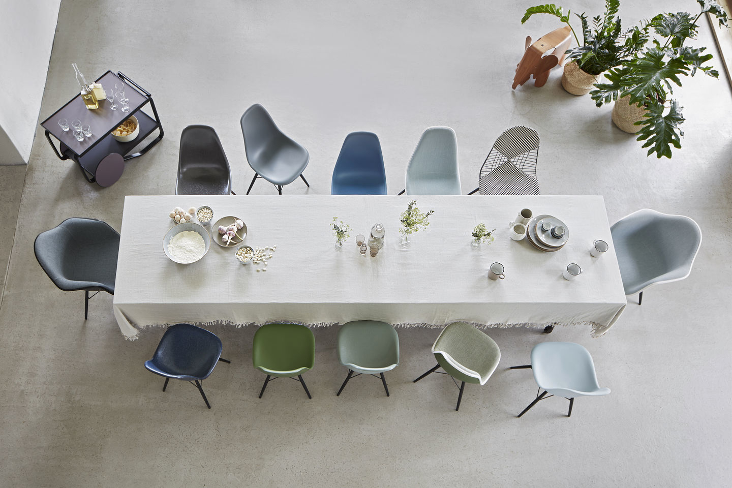 Vitra Eames Plastic Arm Chairs DAR in verschiedenen Farben um einen Esstisch, Vogelperspektive.