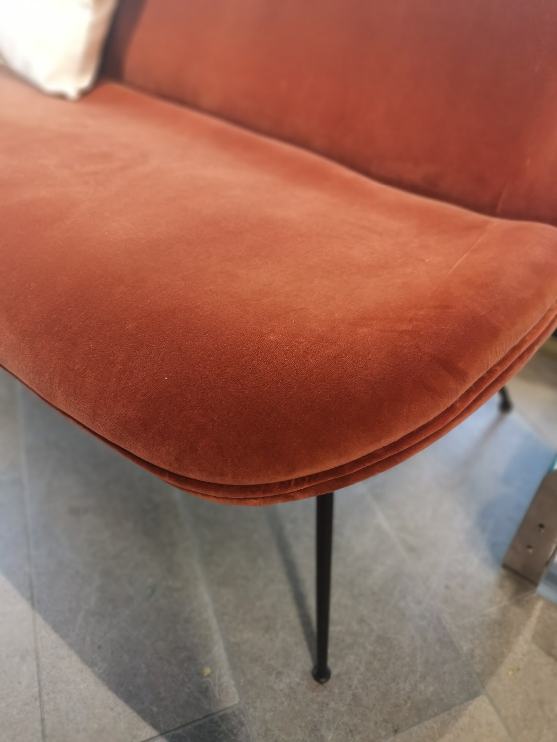 Beetle 2-Seater Sofa Gubi EXHIBITION Piece