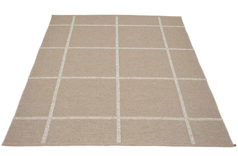 Ada Kunststoffteppich von Pappelina, Dark Line Design, beige mit hellem Gittermuster, 180x260 cm.