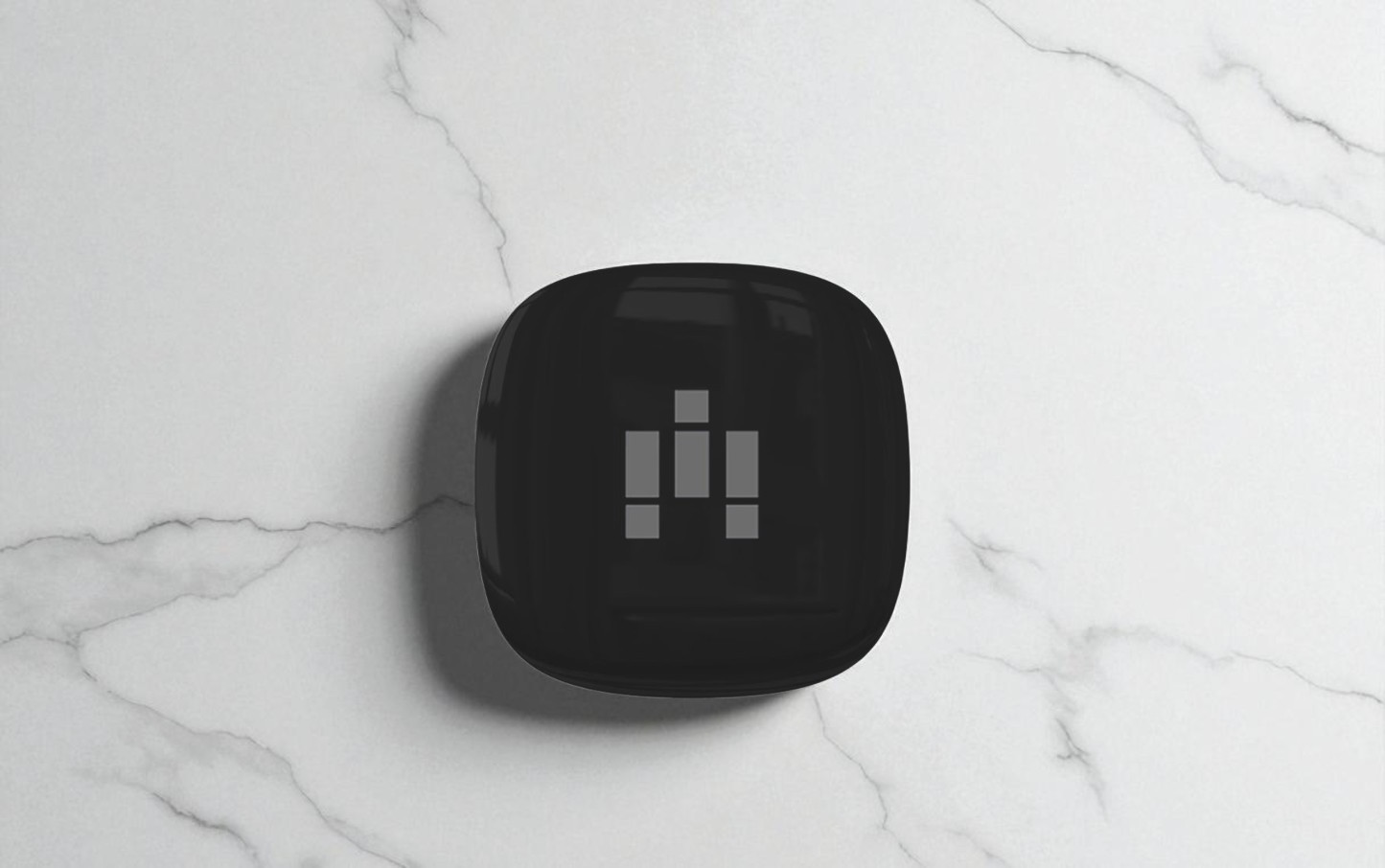 Schwarzes Wifi Modul mit transparentem Gehäuse auf Marmor-Hintergrund, Nahaufnahme für drahtlose Netzwerkverbindungen.