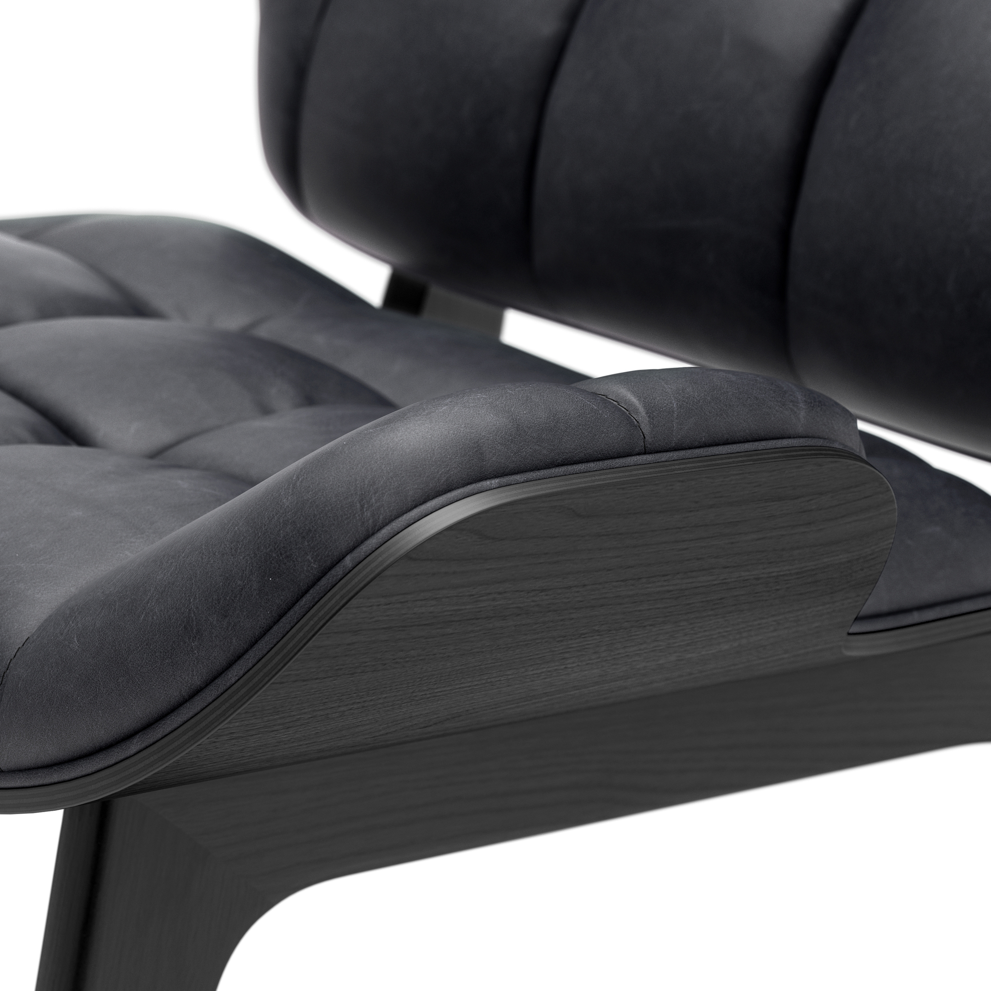 Detailaufnahme: Schwarzer Ledersessel "Mammoth Chair" mit Eichenholzrahmen. Design Sessel für Wohnzimmer.