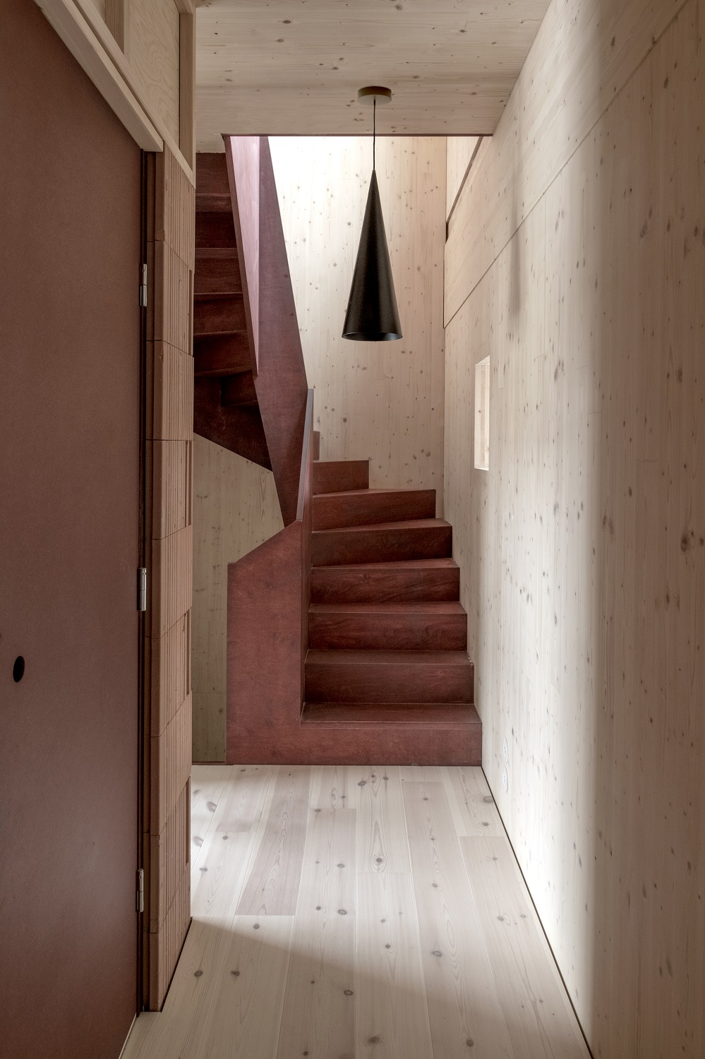 w221 S1 Medium Pendelleuchte von Wästberg in modernem Holztreppenhaus mit minimalistischem Design.