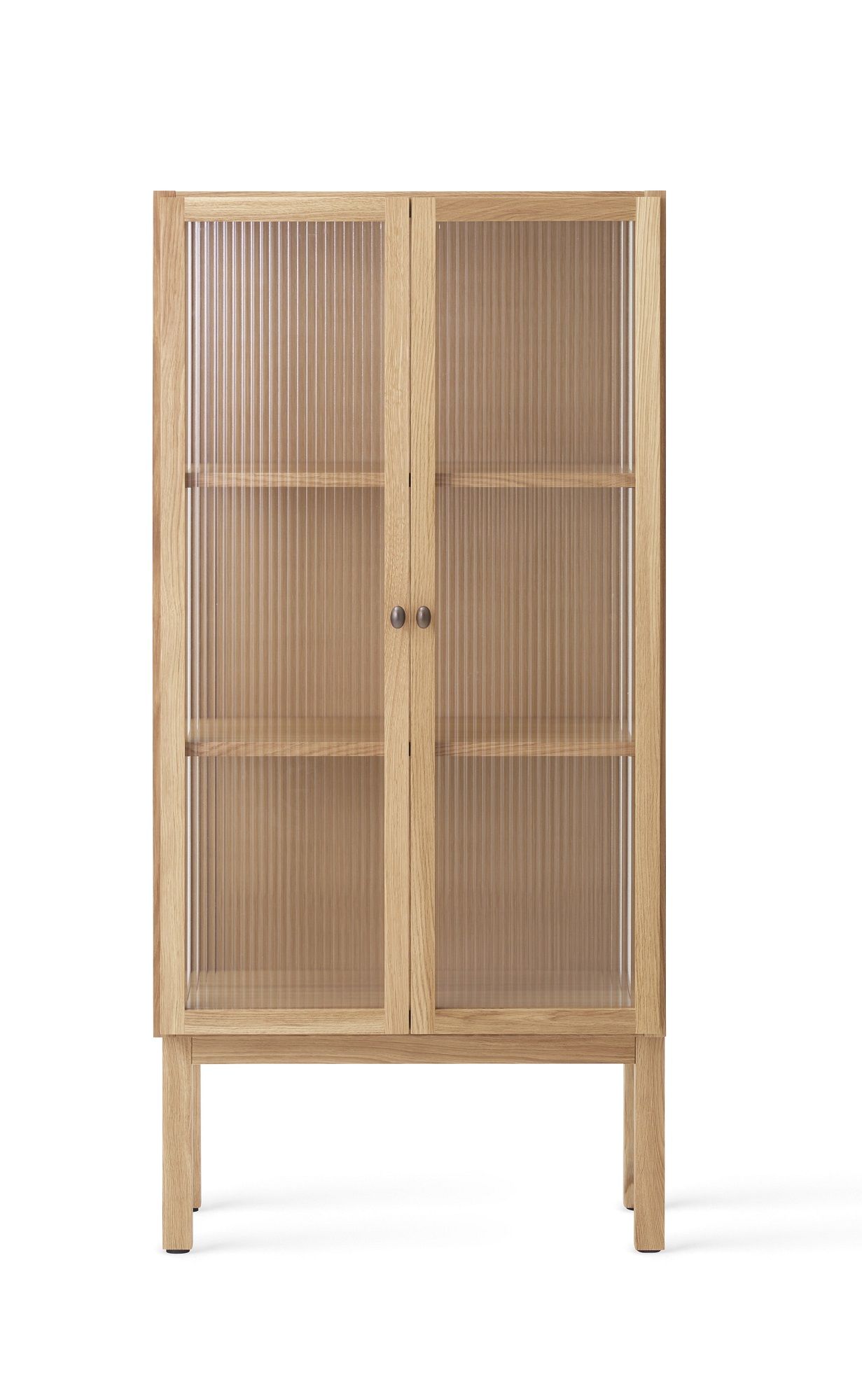 Audo Copenhagen Curiosity Schrank aus Eichenholz mit geriffeltem Glas und zwei Türen.