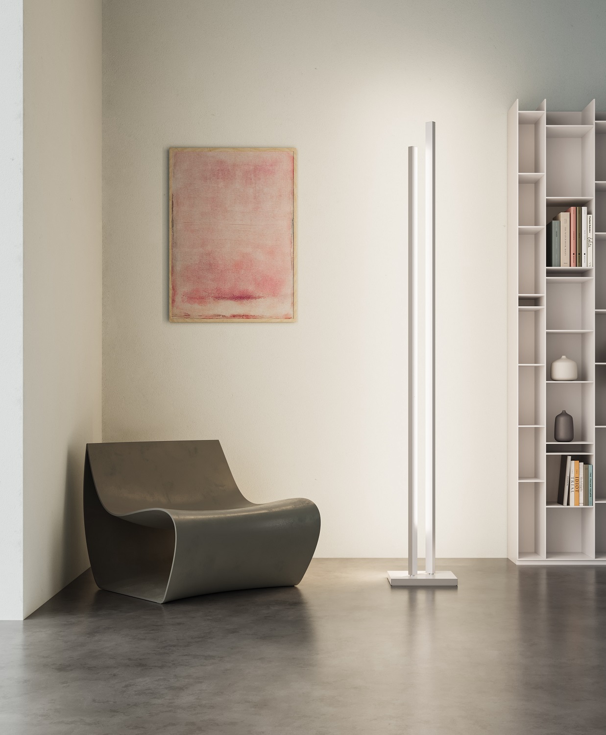 Moderne Parallel Floor Stehleuchte in minimalistischem Wohnzimmer mit Sessel, Regal und Kunstwerk.