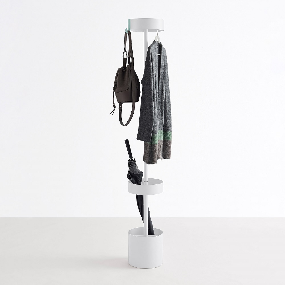 Oolo Garderobenständer Mox, weiße Design-Garderobe mit Ablageflächen für Jacken, Taschen und Regenschirme im modernen Flur.