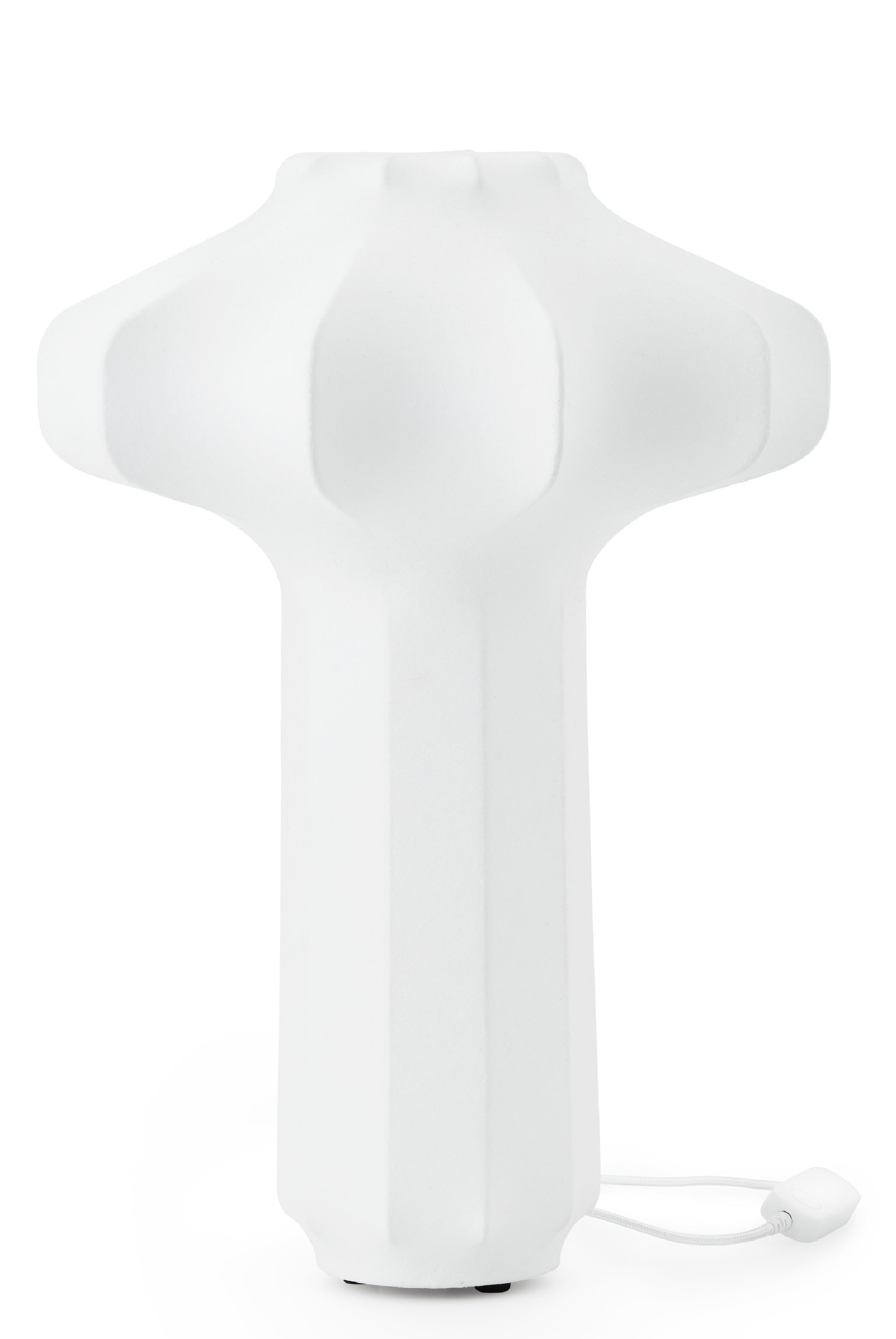 Nahaufnahme der weißen Phantom Tischleuchte von Normann Copenhagen mit geripptem Schirm.