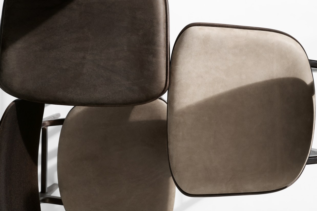 Detailaufnahme von mehreren Bufala Dining Chairs Stühlen NORR11 in Braun- und Beigetönen, modernes Möbeldesign für Esszimmer und Wohnbereich.