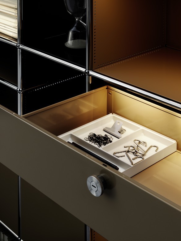 E worktable illuminated green USM Haller
