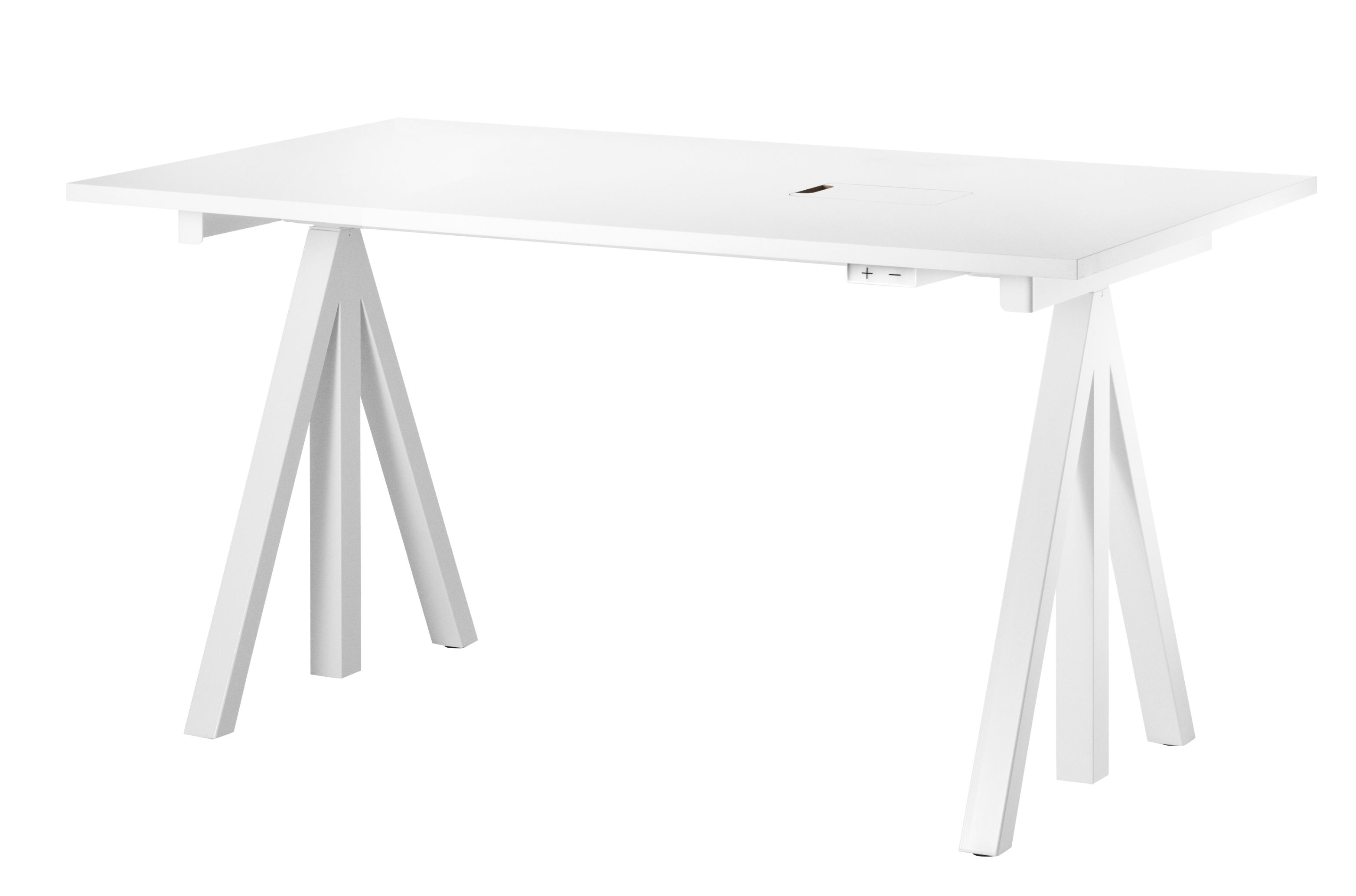 Weißer Works Schreibtisch von String Furniture, höhenverstellbar mit A-förmigen Beinen und Kabeldurchlass für ein modernes Büro.