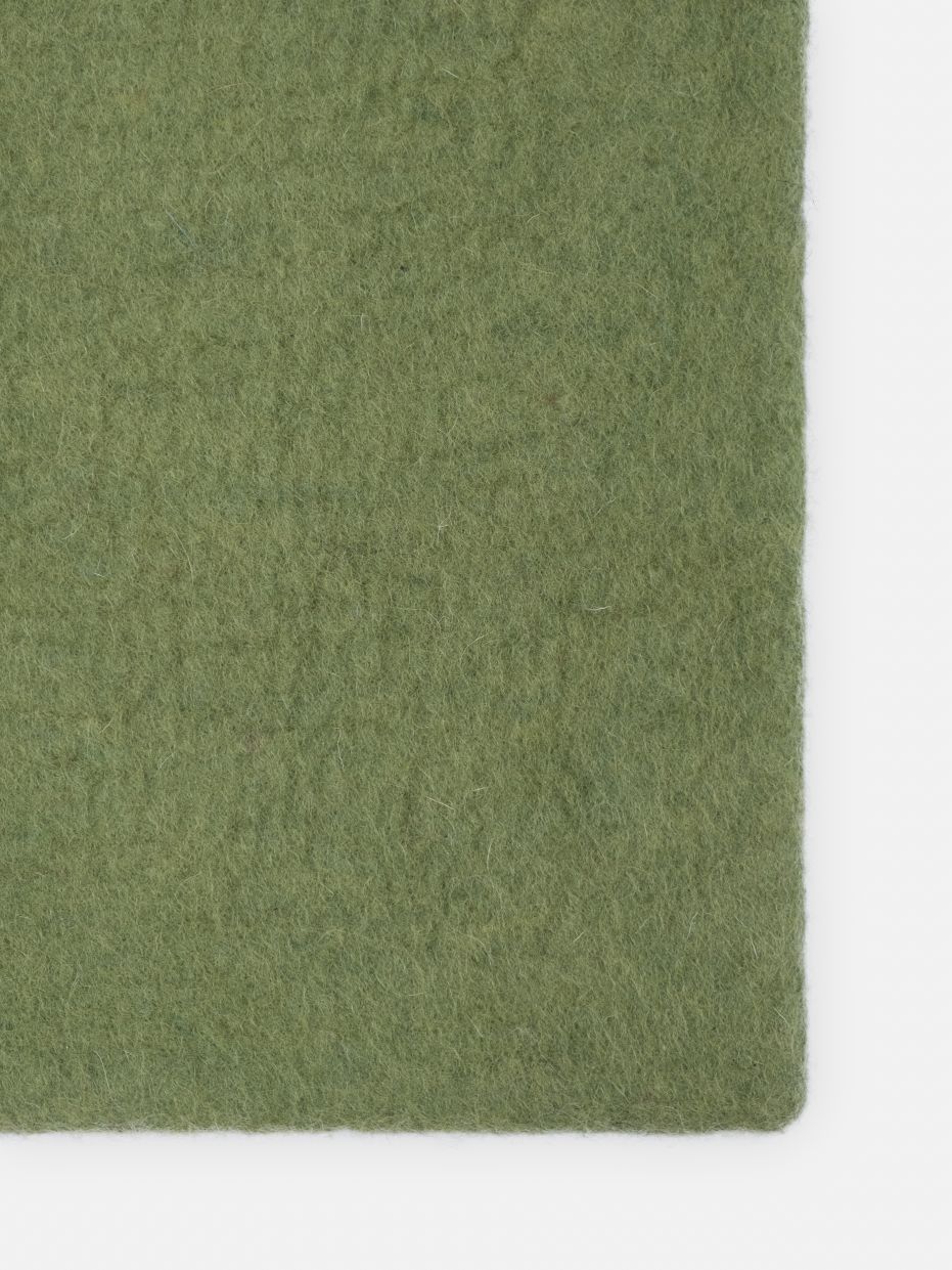 Detailaufnahme des grünen myfelt Kaspar Filzteppichs, rechteckig, aus Wolle, 180x260 cm, für Wohnzimmer.