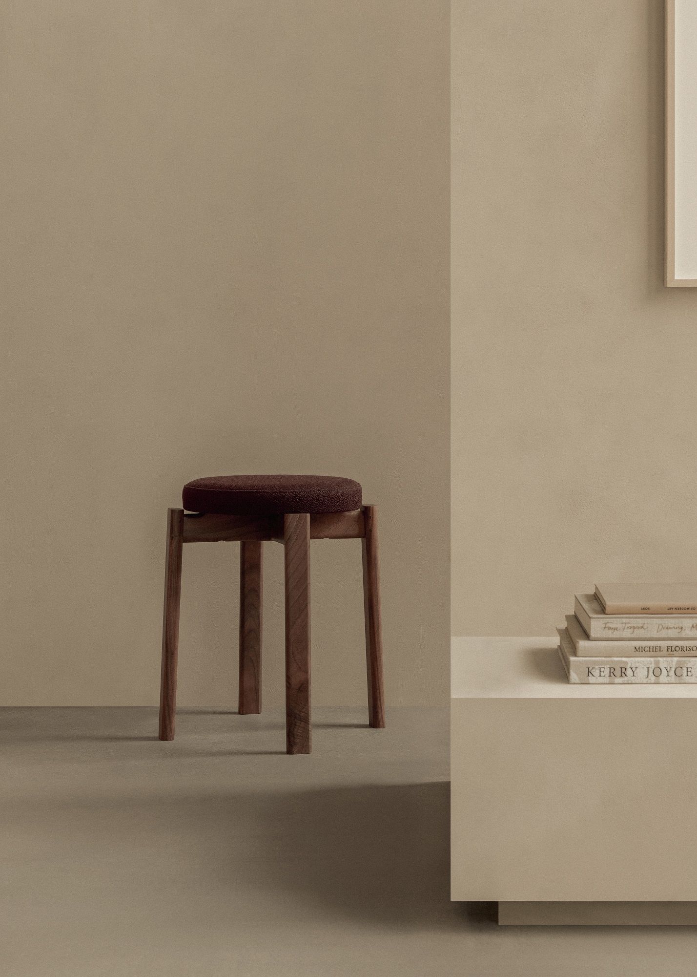 Passage Stool Hocker von Audo Copenhagen, minimalistisches Design mit braunem Sitzpolster und Holzbeinen.