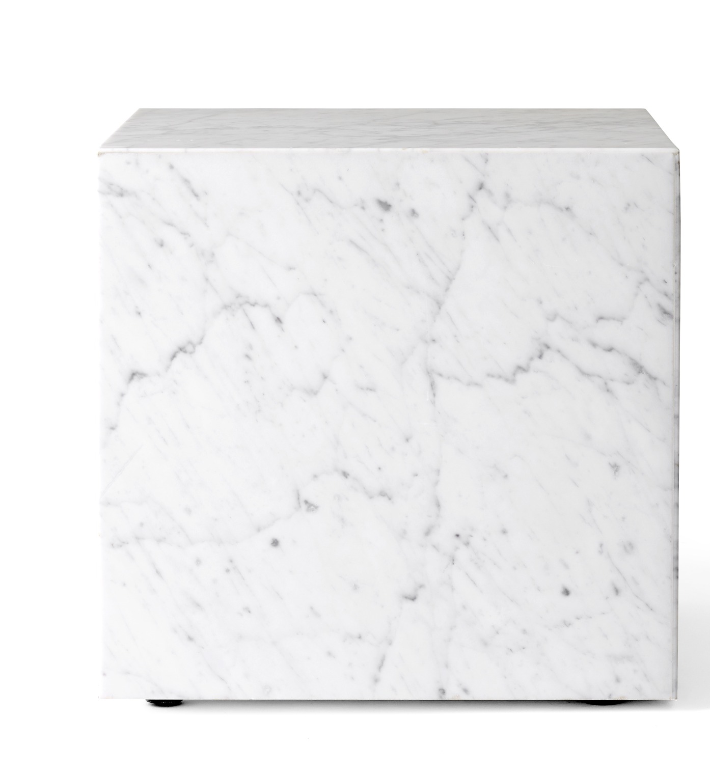Audo Plinth Cubic Beistelltisch aus weißem Carrara Marmor, quadratischer Marmortisch für Wohnzimmer.