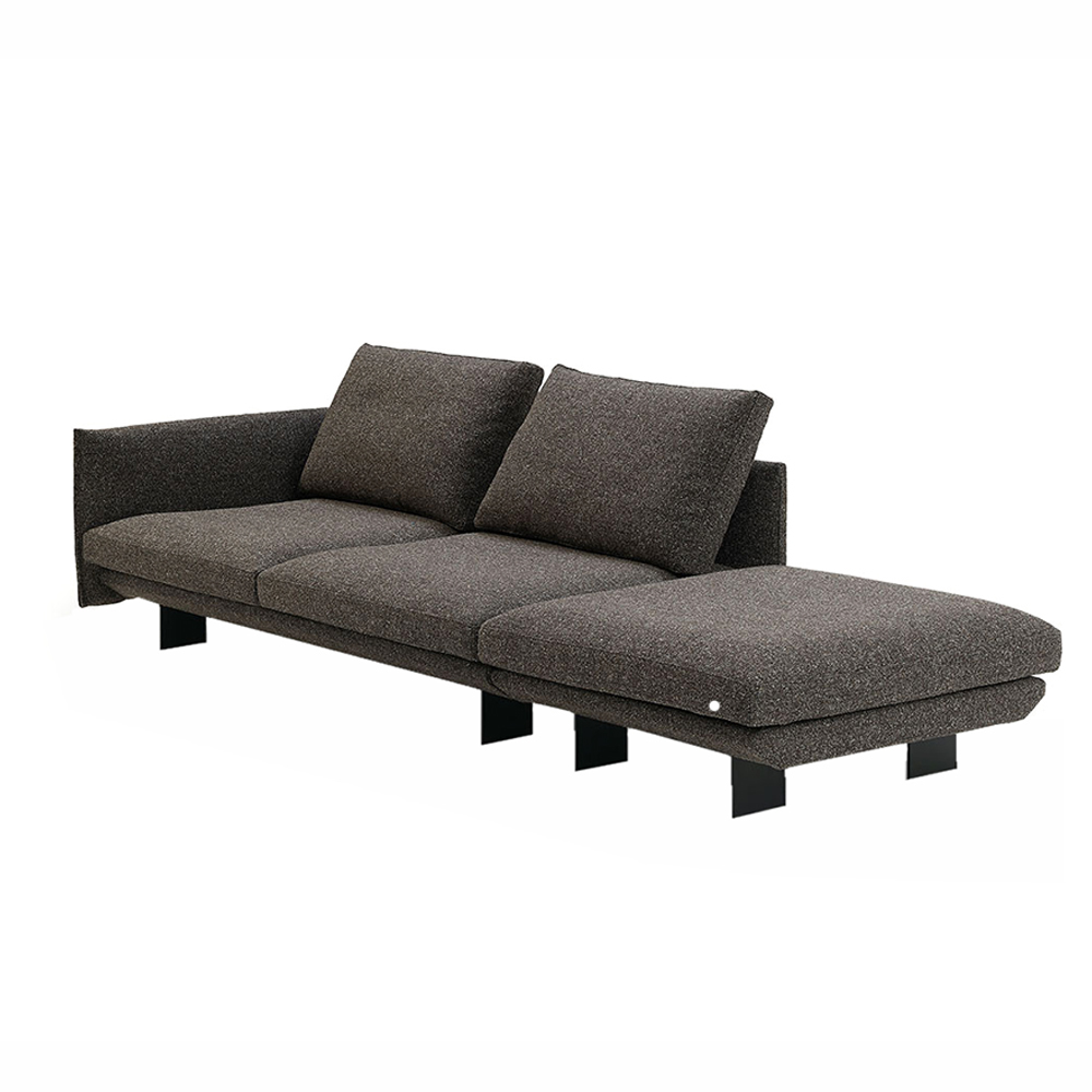 Graues Sancal Sofa mit Ottomane und zwei Kissen. Modernes Design für Wohnzimmer und Lounge.