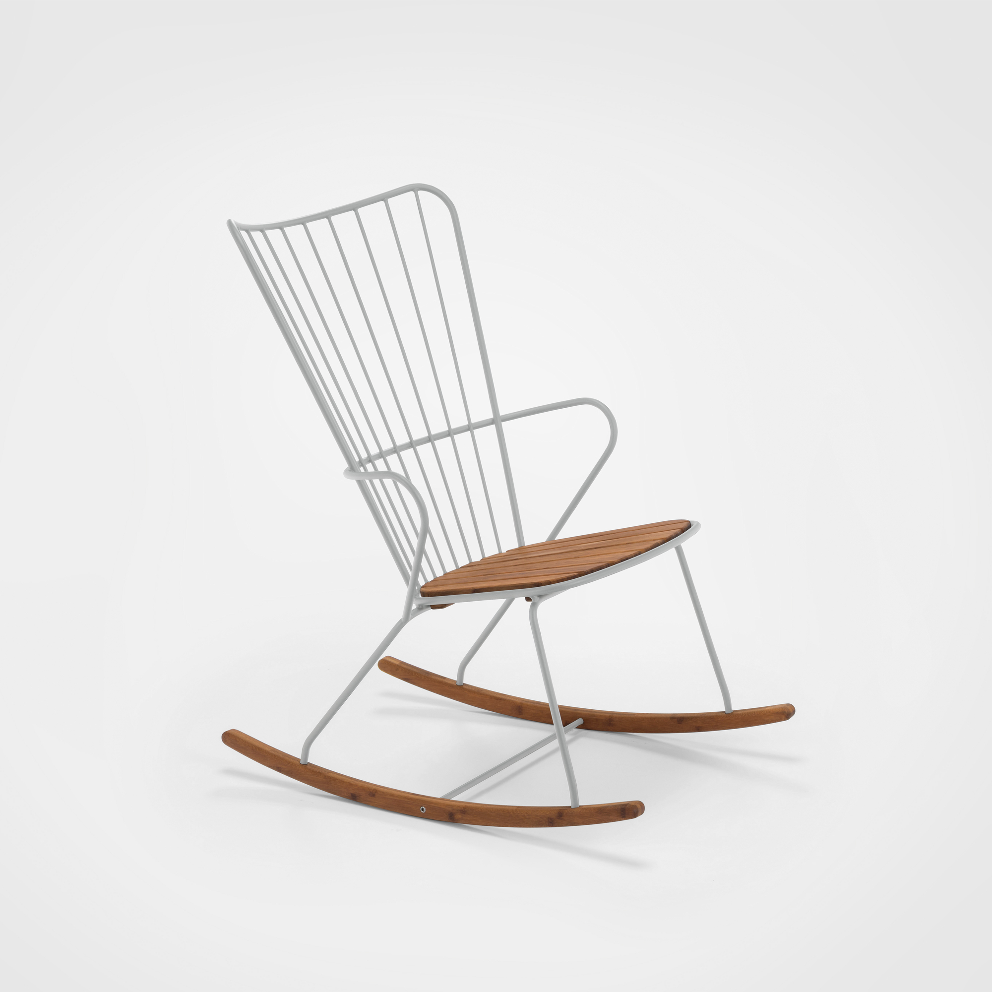 Weißer Paon Schaukelstuhl für den Außenbereich von Houe mit Holzdetails, ideal für Garten und Terrasse.
