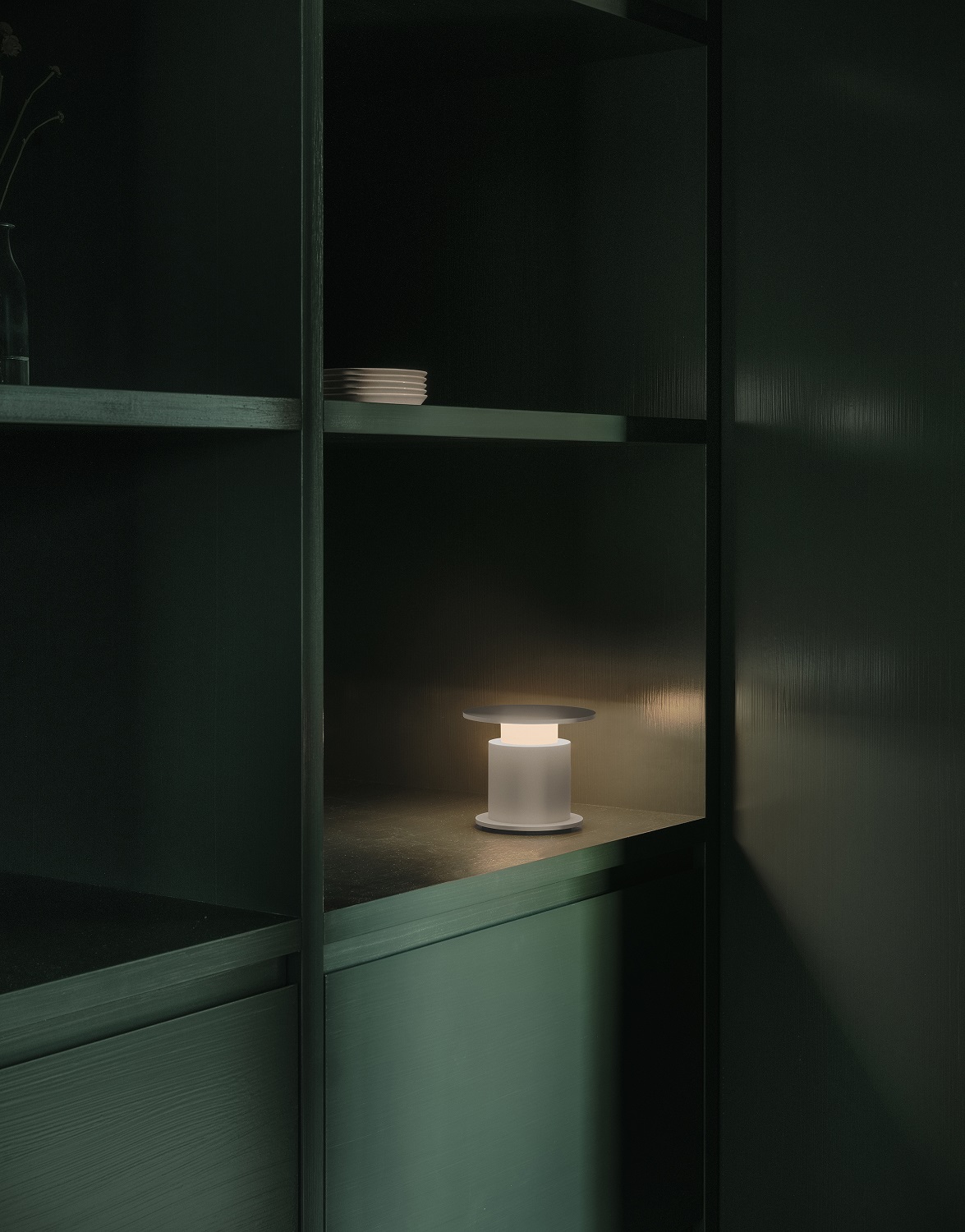 w241 Faro Tischleuchte von wästberg im Regal, moderne Akkuleuchte mit sanftem Lichtschein.