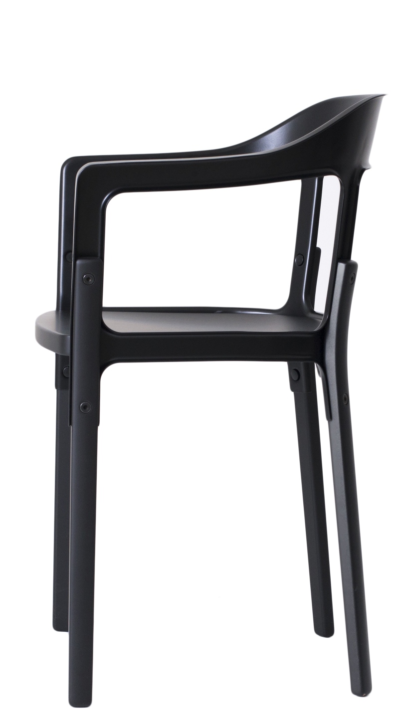 Schwarzer Steelwood Chair Stuhl von Magis, moderner Designstuhl mit Armlehnen, Seitenansicht auf weißem Hintergrund.