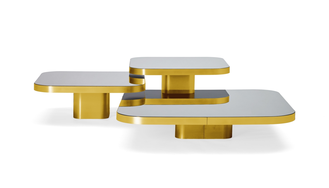 ClassiCon Bow Coffee Table No. 4 mit goldfarbenem Gestell und grauen Tischplatten, modernes Design.