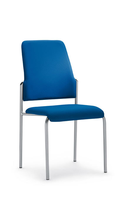 Blauer Interstuhl Goal Vierfußstuhl mit silberfarbenem Gestell, ideal für Büro und Konferenzräume.