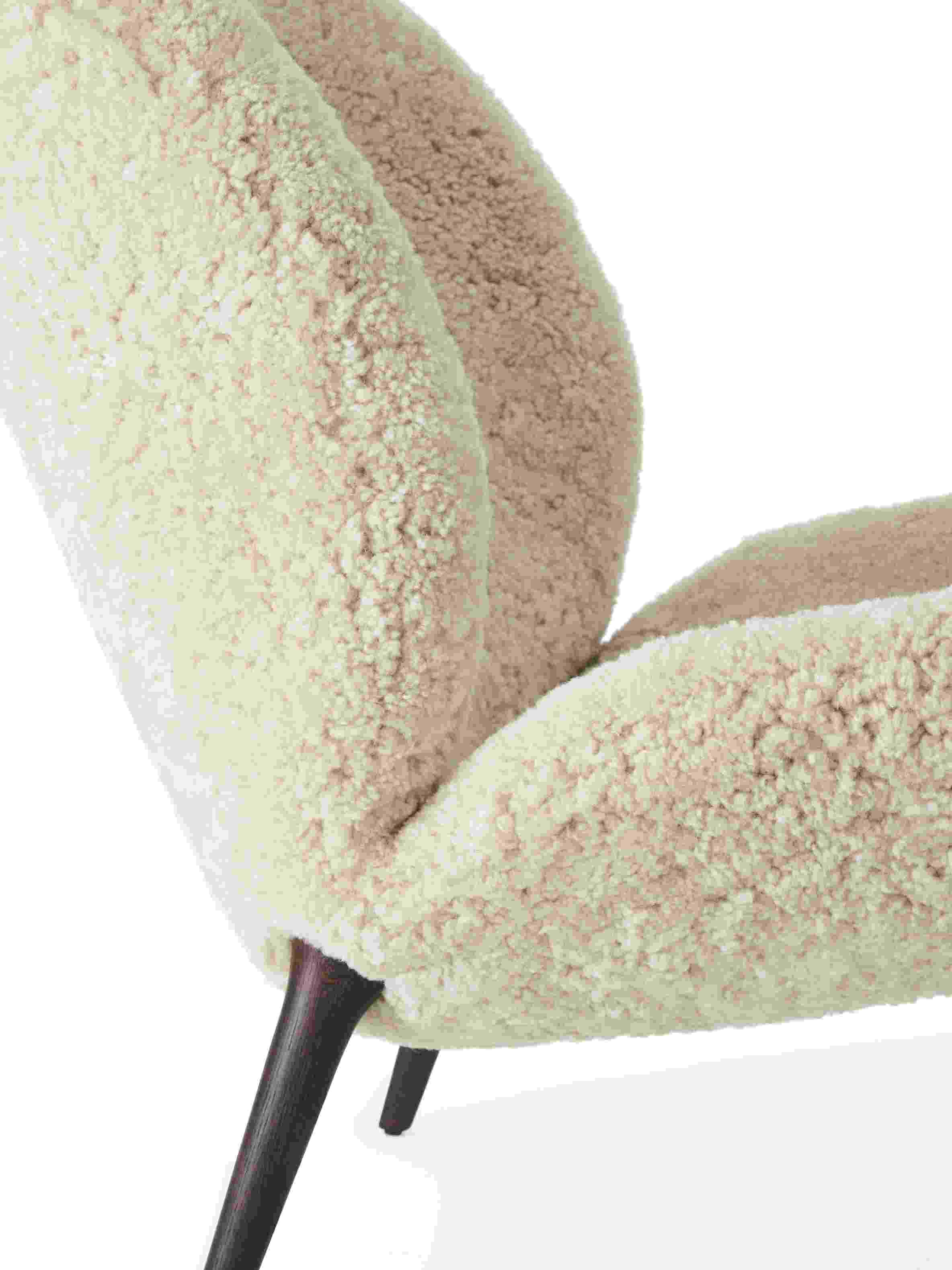 Detailaufnahme des Vipp Lodge Loungestuhls mit off-white Curly-Bezug und dunklen Eichenbeinen. Gemütlicher Sessel für Wohnzimmer.